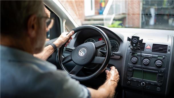 Wenn Senioren für Abgabe ihres Führerscheins belohnt werden Senioren könenn ihren Führerschein freiwillig abgeben. (Archivbild)