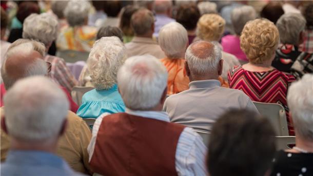 Seniorinnen und Senioren - der Bundestag lieferte sich einen Schlagabtausch über die Rente.