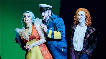 Senta (l-r, Daniela Köhler), Daland (Jens Larsen) und der Holländer (Günter Papendell) in der Komischen Oper.