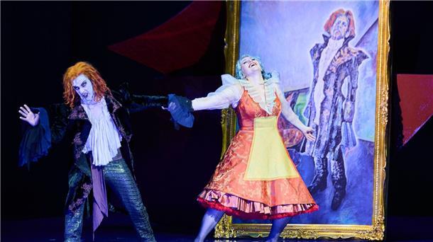 Senta (r, Daniela Köhler) und der Holländer (Günter Papendell) in der Komischen Oper.
