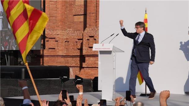 Neuanfang in Katalonien: Illa als Regierungschef vereidigt Separatistenführer Carles Puigdemont am Donnerstag bei seinem Kurzauftritt in Barcelona. Am nächsten Tag schrieb er auf X, er sei wieder in Belgien. (Archivbild)