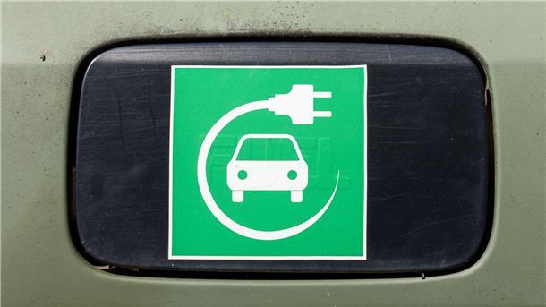 Serbien macht Weg frei für umfangreiche Lithium-Förderung Serbien macht den Weg frei für den Abbau von Lithium , das für die Produktion von Elektro-Autos wichtig ist.
