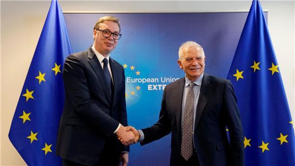 Serbien und Kosovo nehmen Plan zur Normalisierung an Serbiens Präsident Aleksandar Vucic (l.) wird in Brüssel vom EU-Außengbeauftragten Josep Borrell begrüßt.