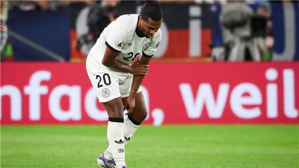 Nach Armverletzung: Gnabry gegen Nordirland einsatzfähig Serge Gnabry fasst sich in Bratislava an den verletzten linken Arm.