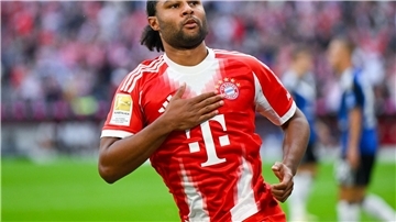 Serge Gnabry jubelt nach seinem Tor. Die Brust des Nationalspielers ist gerade breit.