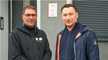 Zwei Männer vor einem Wohnhaus in Bremerhaven