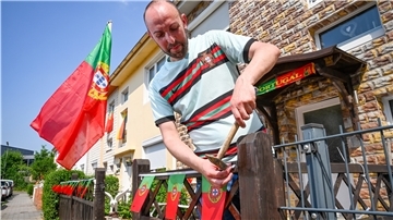 Sérgio Padinha freut sich auf das Länderspiel Portugal-Deutschland bei der Fußball- Europameisterschaft. Foto Scheschonka