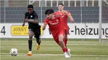 Serhat Atilgan (rechts) will mit dem ESC Geestemünde wieder eine starke Saison in der Bremen-Liga spielen. Los geht es mit einem Heimspiel gegen den Brinkumer SV. 
