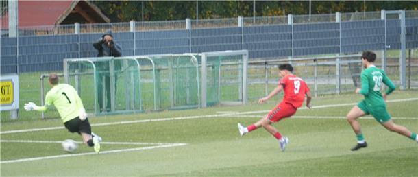 OSC verliert beim Ex-Meister Brinkumer SV - Siege für LTS und ESC Serhat Atilgan schießt nach Zuspiel von Robin Grewohl den 2:1-Siegtreffer für den ESC.