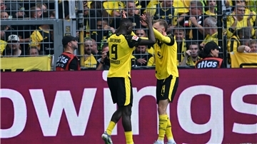 Serhou Guirassy bejubelt mit Sturmpartner Maximilian Beier seine Führung. 