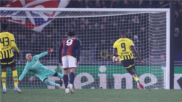 Serhou Guirassy trifft per Elfmeter zum 1:0 für den BVB.