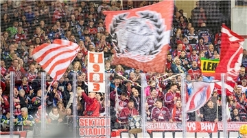 Ein Blick in die Fankurve der Fischtown Pinguins aus Bremerhaven. Die Fans unterstützen die Pinguins heute auch auswärts in Köln.