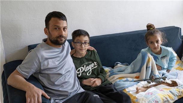 Türkische Kinder leiden stark unter Erdbeben-Folgen Serkan Agri, sein Sohn Mahmut und Tochter Saadet: Alle konnten gerettet werden - nur die Mutter nicht.