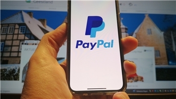 Ein Handy mit PayPal-Symbol.