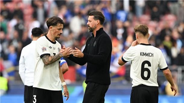 Nagelsmann plant Trainingsbesuche bei „Alphatier“ Wagner Servus Jungs: Sandro Wagner klatscht nach seinem letzten Länderspiel als Co-Trainer mit Robin Koch (l) ab. Rechts Kapitän Joshua Kimmich.