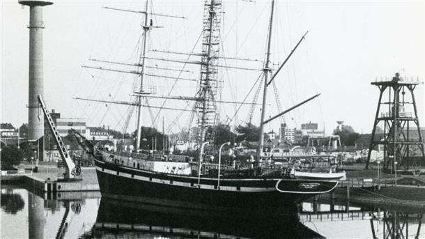 "Seute Deern" im September 1981 im Alten Hafen. Damals stand auch noch der Nachbau der Feuerblüse auf dem DSM-Gelände. Sie ist seit Jahren verschwunden.