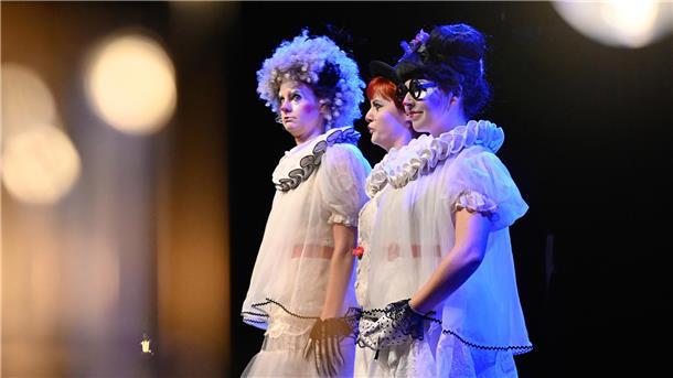 Severine Schabon, Meike Lehmann und Coco Plümer treten in „Schluss jetzt!“ auf.