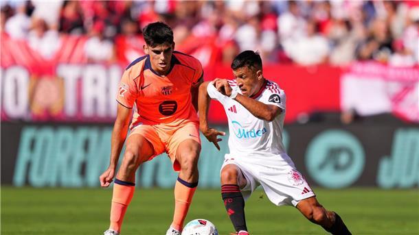 Sevillas Alexis Sanchez (r) lieferte ein gutes Spiel gegen seinen Ex-Club.
