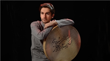 Shahab Habibi stammt aus Isfahan. Der Musiker hat seine Trommel "Daf" mit nach Bremerhaven gebracht