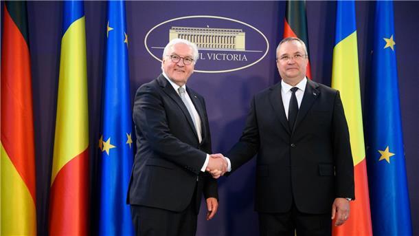 Steinmeier sichert Rumänien Hilfe für Schengen-Aufnahme zu Shakehands zwischen Bundespräsident frank-Walter steinmeier (l.) und dem rumänischen Ministerpräsidenten Nicolae-Ionel Ciuca.