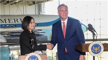 Shakehands zwischen Taiwans Präsidentin Tsai Ing-wen und Kevin McCarthy, dem Sprecher des US-Repräsentantenhauses.