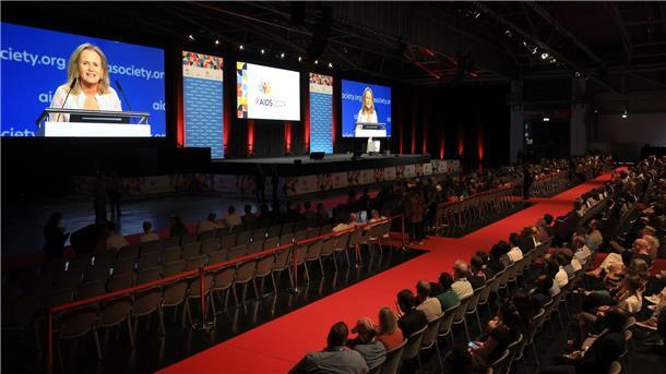 UNAIDS: Weltweiter Kampf gegen Aids und HIV am Scheideweg Sharon Lewin, Präsidentin der International AIDS Society (IAS), spricht bei der Eröffnung der 25. Welt-Aids-Konferenz.