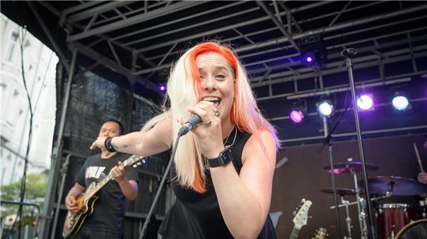 Mit großer Bildergalerie: So schön waren zwei Tage Straßenfest in der „Alten Bürger“ Sharon Wynne von Frozen Silk sorgte für energiegeladenen Rock am Sonnabend.