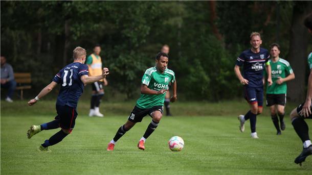 Shaun Minns (Mitte) will mit dem FC Hagen/Uthlede ungeschlagen bleiben.