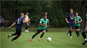 Shaun Minns (Mitte) will mit dem FC Hagen/Uthlede ungeschlagen bleiben.