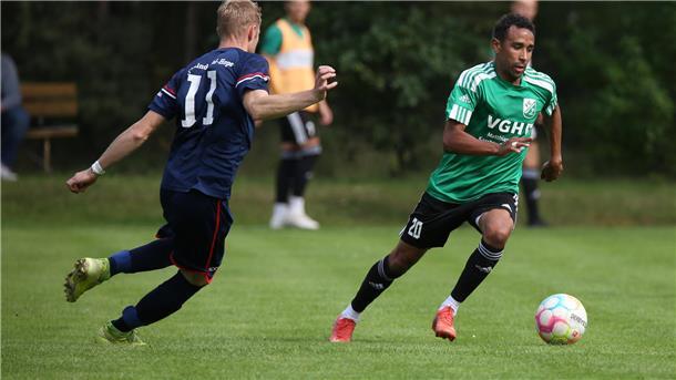 Shaun Minns (rechts) bleibt dem FC Hagen/Uthlede über die Saison hinaus erhalten. 