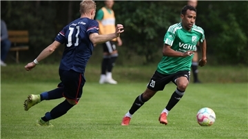 Shaun Minns (rechts) bleibt dem FC Hagen/Uthlede über die Saison hinaus erhalten. 