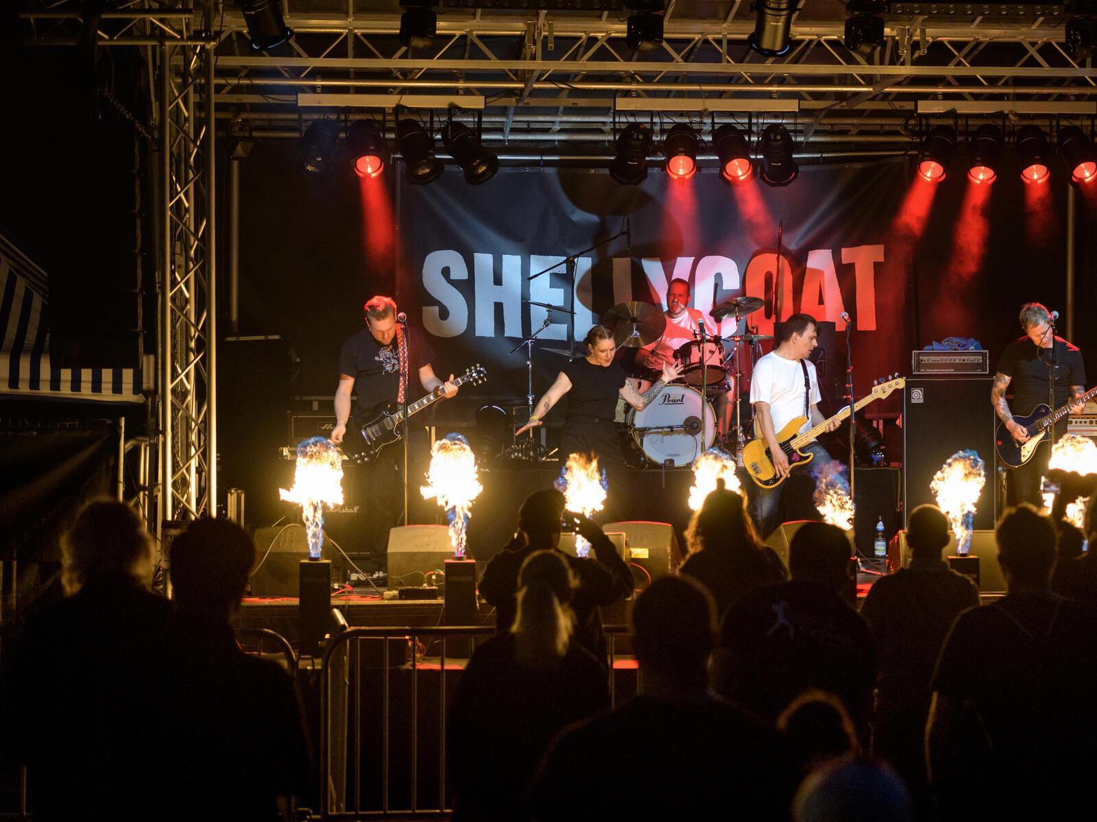 Shellycoat lieferten eine feurige Performance beim "Rock Am Fleeth"-Festival des...