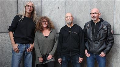 Shiloblaengare rocken die Bühne mit harten Riffs.