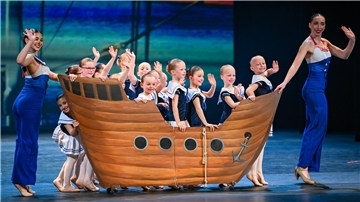 „Ship Ahoy!“: In Matrosenkleidern und mit einer Schiffsattrappe als Deko begeisterten die Fünf- bis Sechsjährigen im Stadttheater.