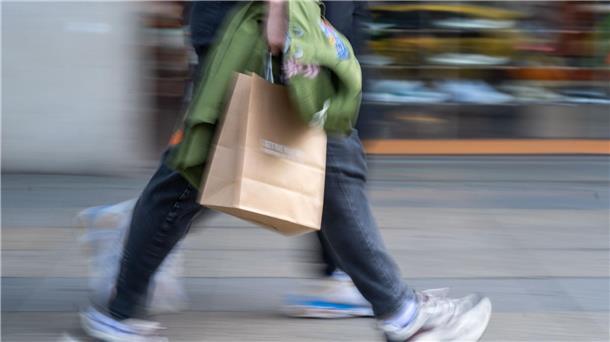 GfK-Konsumklima sinkt - Deutsche sparen mehr Shoppen? Ja, aber nur ein bisschen. Die Neigung zu Anschaffungen nimmt laut GfK nur minimal zu.