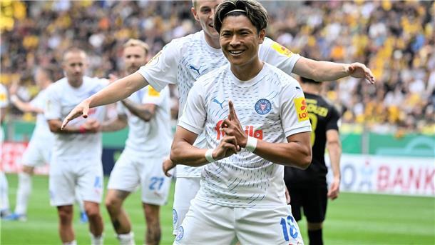 Liga-Neuling Holstein Kiel siegt mit viel mit Mühe in Aachen Shuto Machino jubelt über seinen Treffer für Holstein Kiel.