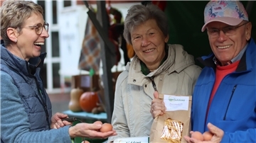 Sibylle Heins (links) im Gespräch mit Bauernmarktbesuchern Marie-Luise und Lothar Schreyer.