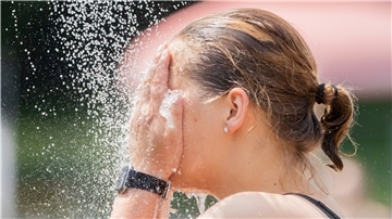 Sich abkühlen und viel trinken. Der Schutz gegen Sonne und Hitze sollte immer im Fokus stehen.