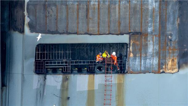 Sicher im Hafen: Arbeiter an Bord des schwer beschädigten Autofrachters „Fremantle Highway“.