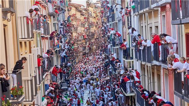 Brummschädel und Prellungen bei Stierhatz in Pamplona Sicherer ist es, der wilden Hatz vom Balkon aus zuzuschauen.