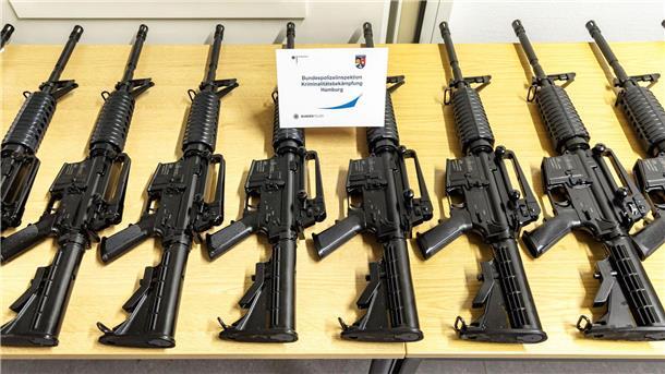 Waffendiebstahl am Güterbahnhof in Maschen Sichergestellte Schusswaffen aus dem Diebstahl werden in Hamburg präsentiert.