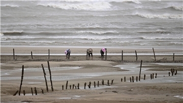 Sicherheit geht vor: Fischer beenden ihre Arbeit am Strand in Fuzhou.