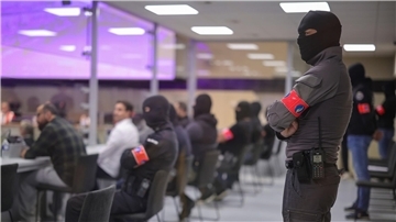 Sicherheitsbeamte im Gerichtssaal. Im Prozess um die islamistischen Anschläge 2016 in Brüssel haben die Geschworenen mehrere der zehn Angeklagten des terroristischen Mordes schuldig gesprochen.