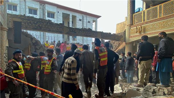 Rund 60 Tote bei Selbstmordanschlag in Pakistan Sicherheitsbeamte und Rettungskräfte suchen nach dem Anschlag nach Opfern.