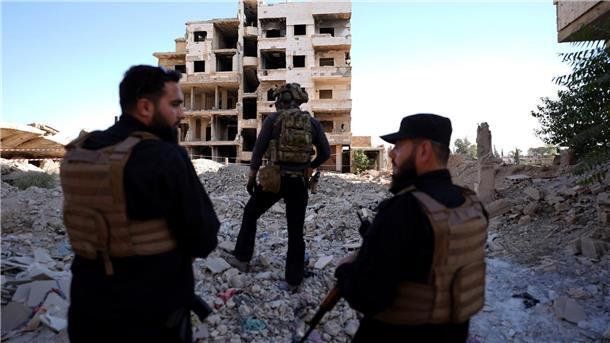 Bilder des Tages Sicherheitskräfte aus Syrien und aus Deutschland sichern den Besuch von Außenminister Wadephul bei einem humanitären Projekt in einer Straße mit während des Bürgerkriegs zerbombten Häusern in Harasta ab.