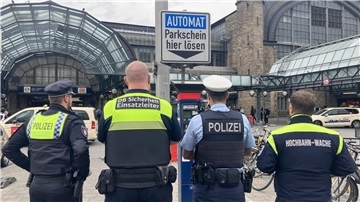 Sicherheitskräfte sind dafür zuständig, das geltende Waffenverbot rund um den Hamburger Hauptbahnhof zu kontrollieren.