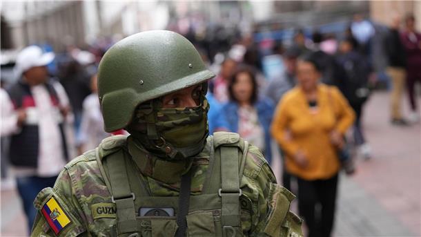 Sicherheitsmaßnahmen in Quito: Soldaten patrouillieren vor dem Regierungspalast.