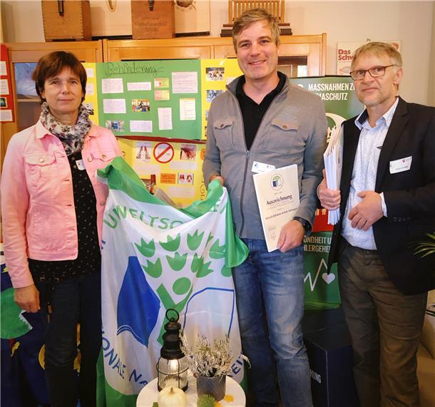 Sichtbare Anerkennung für die Ernennung zur Umweltschule: Pädagogin Meike Gerken und der Didaktische Leiter Timo Brokmann (Mitte) von der Selsinger Oberschule nehmen Urkunde und Flagge von Regionalkoordinator Markus Steinbach vom Kultusministerium entgegen.