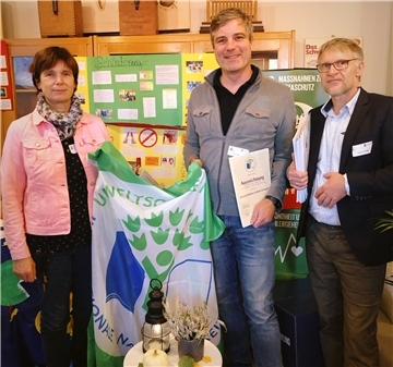 Sichtbare Anerkennung für die Ernennung zur Umweltschule: Pädagogin Meike Gerken und der Didaktische Leiter Timo Brokmann (Mitte) von der Selsinger Oberschule nehmen Urkunde und Flagge von Regionalkoordinator Markus Steinbach vom Kultusministerium entgegen.