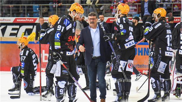Sichtlich gerührt ging Teammanager Alfred Prey nach dem Spiel zu jedem einzelnen Spieler und drückte ihn.